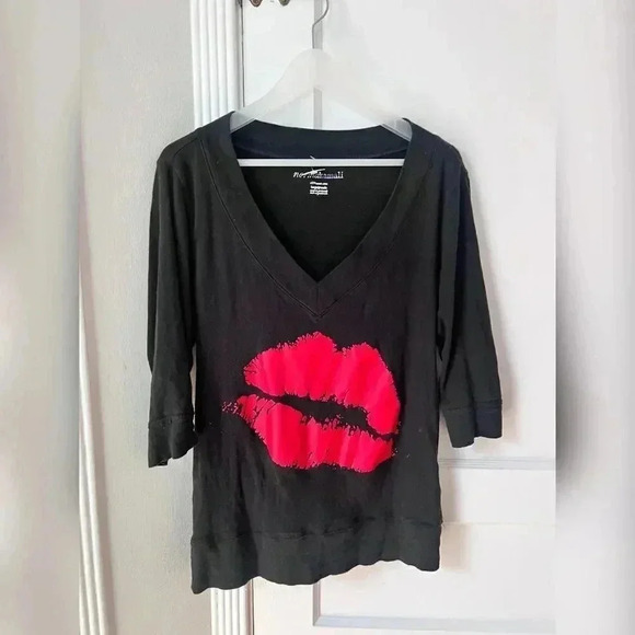 Norma Kamali Kiss Lips Quarter Sleeve Shirt - Picture 5 of 6